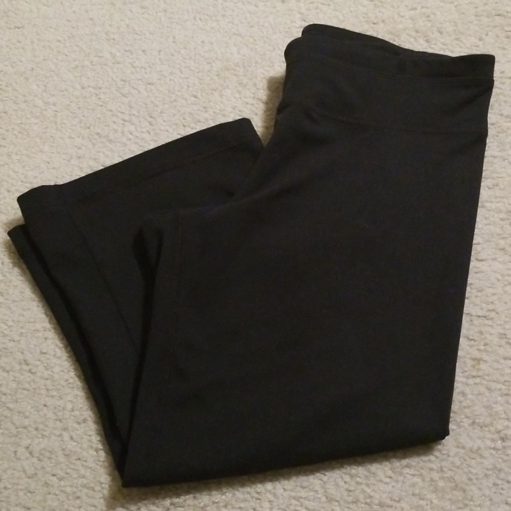 Under Armour black workout capris